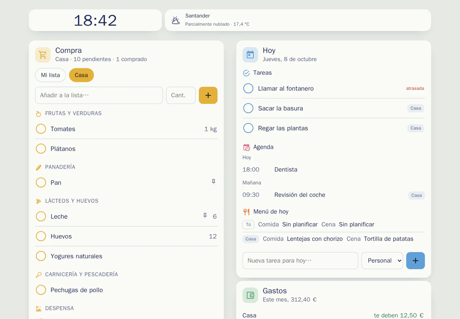 El panel de la tablet: la hora y el tiempo arriba, la lista de la compra de la casa por pasillos a la izquierda, y a la derecha las tareas de hoy, la agenda, el menú y los gastos.